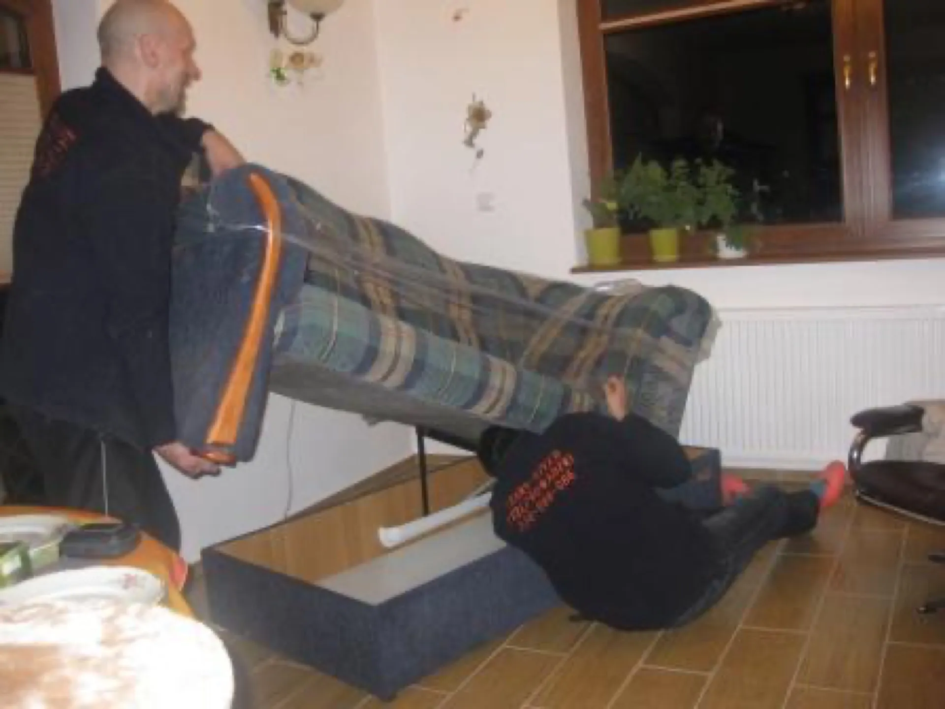 Wynoszenie kanapy z mieszkania
